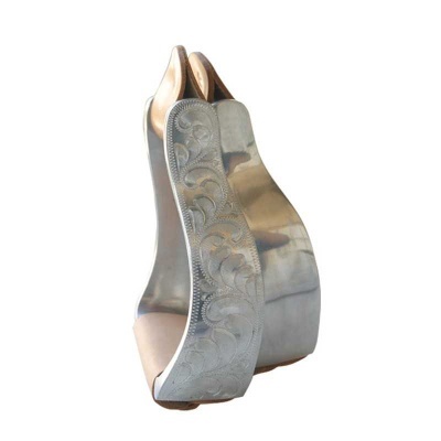 Sapatos de salto alto prateados com sola gravada