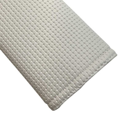 Almofada branca texturizada com padrão geométrico e costura na borda