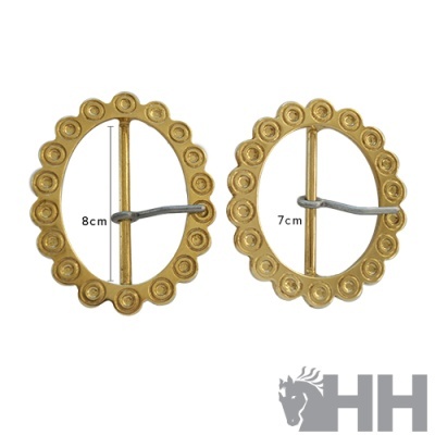 Par de fivelas ovais douradas com borda circular e arame cinzento