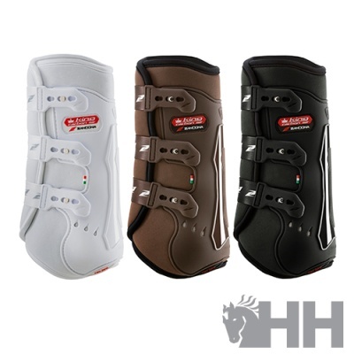 Três protetores sintéticos para cavalos em branco, castanho e preto com fechos ajustáveis.