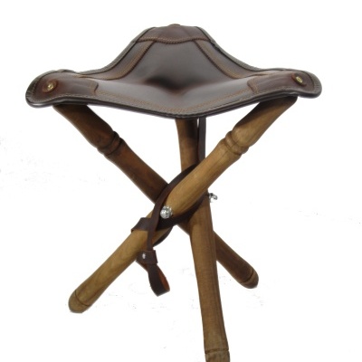Banco tripé em madeira e couro castanho com correia para suporte