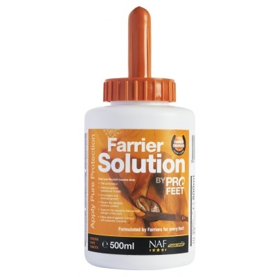 Garrafa plástica branca com tampa laranja e etiqueta laranja do produto Farrier Solution BY PRO FEET de 500 ml