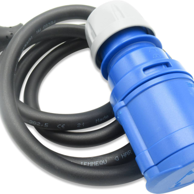 Cabo adaptador elétrico com plugue preto e tomada industrial azul com tampa