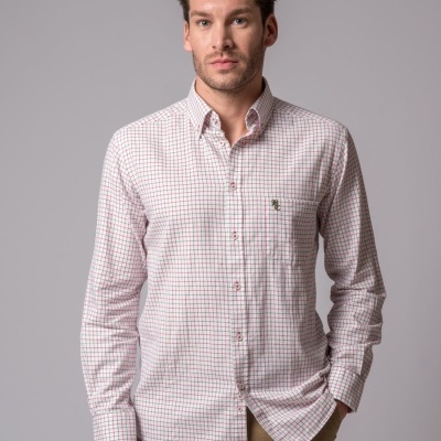 Camisa de homem de manga comprida xadrez vermelho e azul claro com calças castanhas