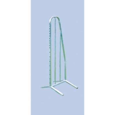 Estrutura metálica tubular branca com design em arco