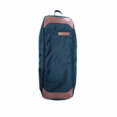 Bolsa retangular azul escura com detalhes em marrom isolada em fundo branco