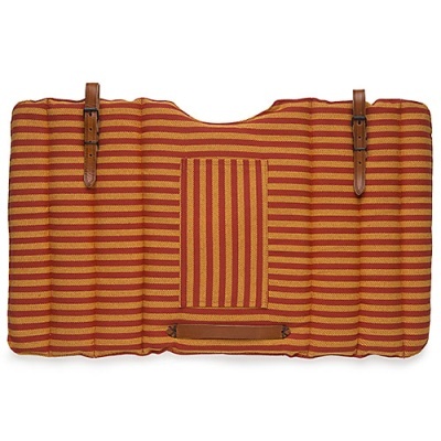 Manta ezaque com riscas vermelhas e amarelas e fivelas de couro castanho