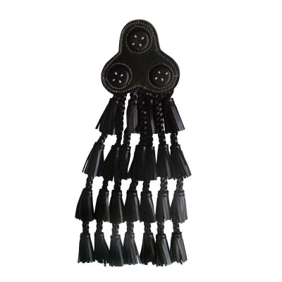 Acessório preto com botões e franjas penduradas