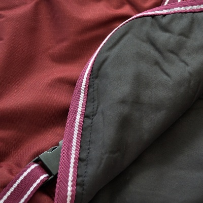 Mochila vermelha em nylon com fita vermelha e branca e fecho plástico preto