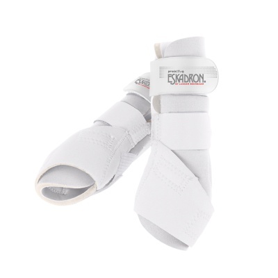 Botas protetoras brancas para cavalos com tiras de velcro e etiqueta Eskadron