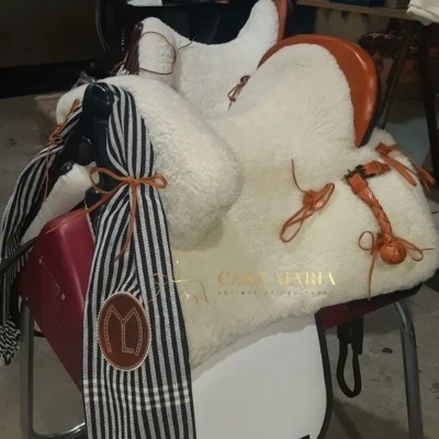 Sela branca com detalhes em couro castanho e faixa listrada preta e branca