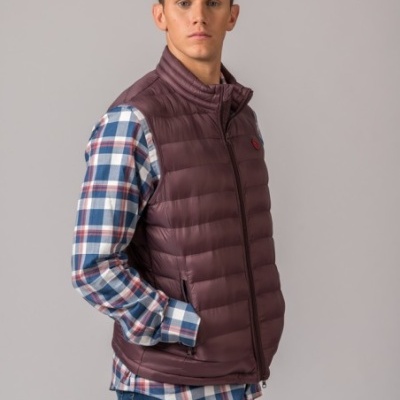 Colete acolchoado masculino castanho com camisa xadrez azul, branca e vermelha e calças de ganga