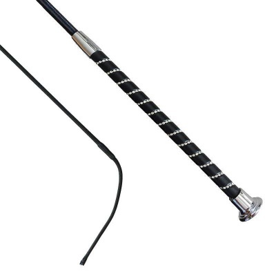 Chicote preto com empunhadura espiral preta e branca e ponta metálica