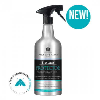 Frasco prateado com borrifador preto do produto FLYGARD PROTECTOR, inseticida avançado, com selo CHEMICAL FREE FORMULA e indicação NEW