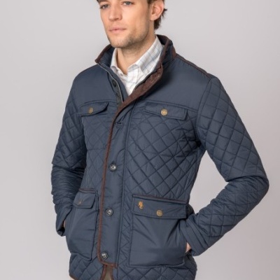 Casaco acolchoado azul escuro em modelo masculino com botões dourados