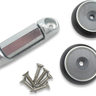 Conjunto magnético com duas placas pretas e peça metálica prateada com parafusos