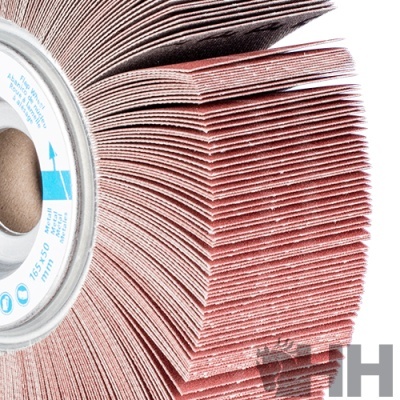 Roda de lixa abrasiva cor-de-rosa com etiqueta azul e branca.