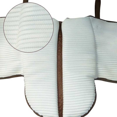 almofada ergonómica branca com bordas castanhas e textura listrada