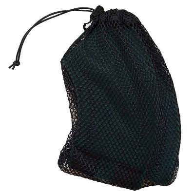 Saco de rede preto com cordão com objeto escuro dentro
