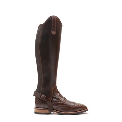 Bota alta castanha de couro com detalhes perfurados e correia na sola
