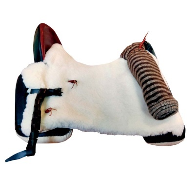 Sela de montar cavalo branca com detalhes em tecido às riscas e fitas pretas