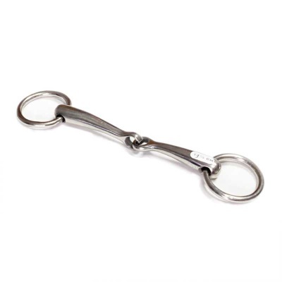 Freio metálico para cavalo com argolas em fundo branco