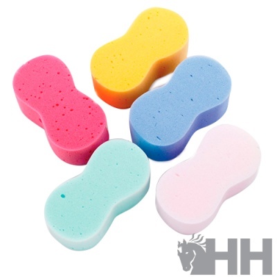 Cinco esponjas coloridas em forma de oito sobre fundo branco