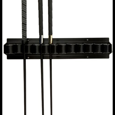 Suporte de parede preto com varas finas penduradas com pegas diferentes