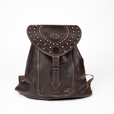 Mochila de pele castanha escura com decoração perfurada e fecho em fivela