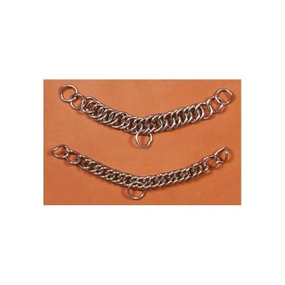 Dois colares de corrente metálica com argolas sobre fundo castanho