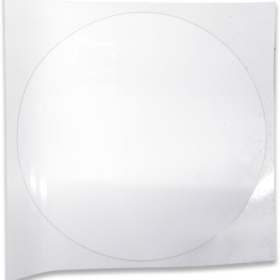 Disco de vinil branco numa capa branca