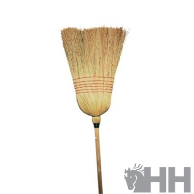 Vassoura de palha natural com cabo de madeira e amarrações vermelhas