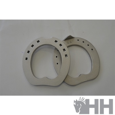 Dois casquilhos de metal prateado com recortes quadrados em fundo branco