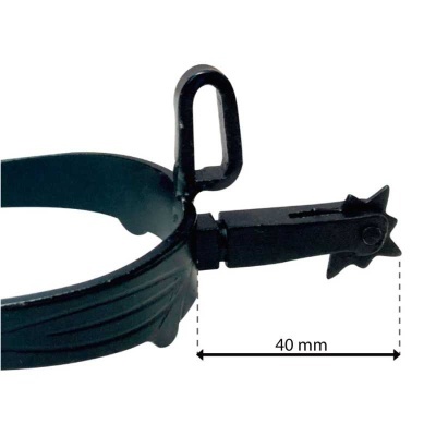 Suporte metálico preto com detalhe em forma de estrela e alça, medindo 40 mm