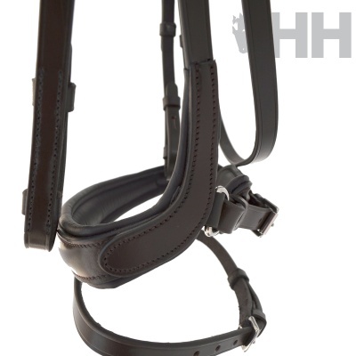 Freio de cavalo em couro castanho escuro com fivelas metálicas e logotipo HH