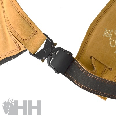 Cinto de montar em pele castanha com fivela metálica preta e costuras castanhas