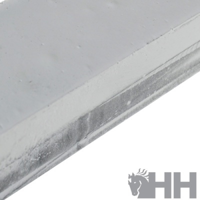 prancha retangular branca com bordas metálicas e marcação HH