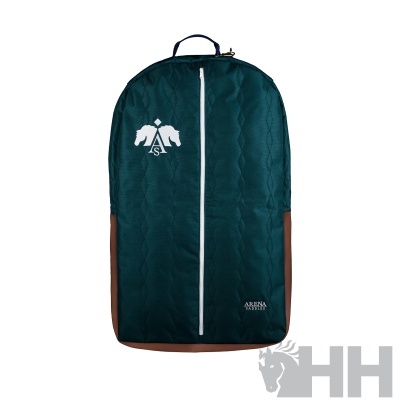mochila azul escura com fecho branco vertical e logos brancos
