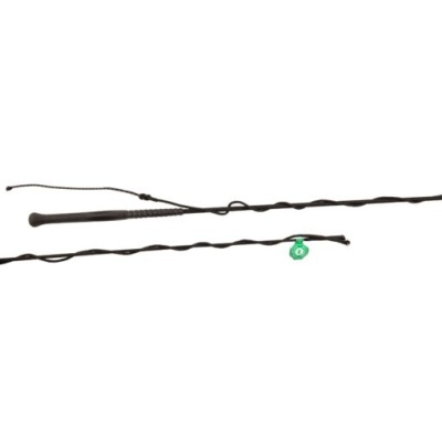 Dois chicotes pretos com texturas retorcidas e cordões, etiqueta verde