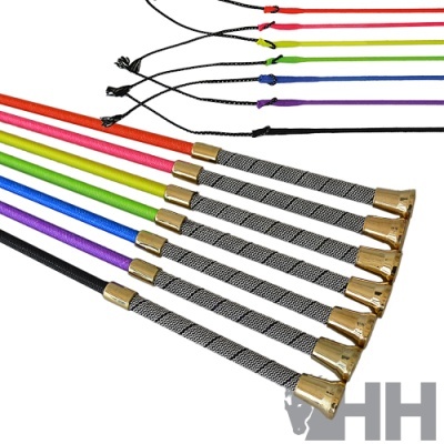 Corda para saltar com pega preta texturizada e ponteiras douradas, várias cores