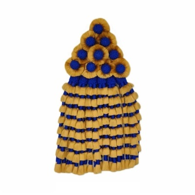 Acessório ou objeto decorativo em tecido com pompons e franjas nas cores mostarda e azul royal