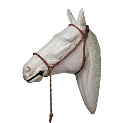 Escultura branca da cabeça de um cavalo com cabresto castanho
