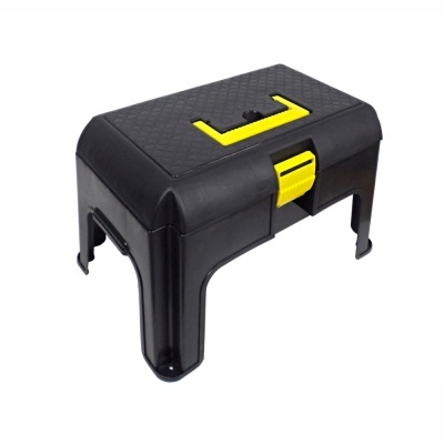 Banco pequeno preto de plástico com pega e fecho amarelos