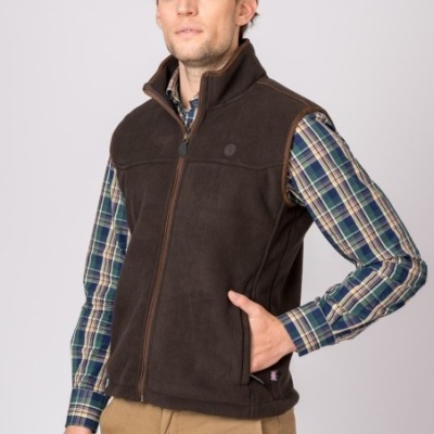 Colete polar castanho escuro com fecho, usado sobre camisa xadrez e calças castanhas