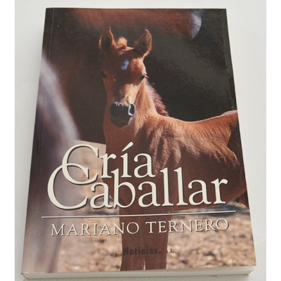 Capa de livro com potro castanho e título Cría Caballar