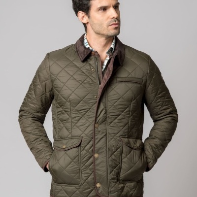 Casaco acolchoado verde-oliva com gola castanha e bolsos