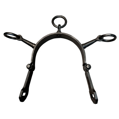 Suporte metálico preto com três argolas e formato arqueado