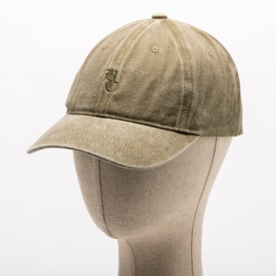 Boné bege com logótipo bordado em manequim de tecido