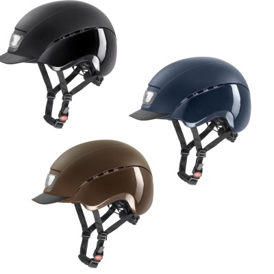 Três capacetes de equitação em plástico brilhante com viseira e tiras ajustáveis em preto, azul escuro e castanho