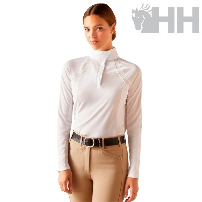 Mulher com camisola branca de manga comprida e calças bege com cinto preto